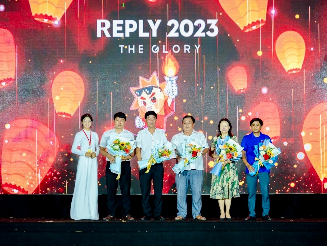 Nam Phương đại diện Ban Tổ chức tặng hoa Ban Giám hiệu Trường cấp 3 tại buổi lễ Tri ân và Trưởng thành - REPLY 2023.