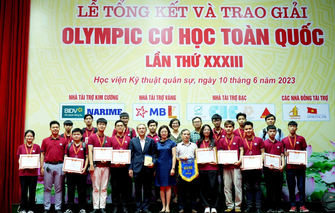 Việt Hoàng nhận giải ba thi Olympic sức bền vật liệu toàn quốc năm 2023. Việt Hoàng nhận giải ba thi Olympic sức bền vật liệu toàn quốc năm 2023.