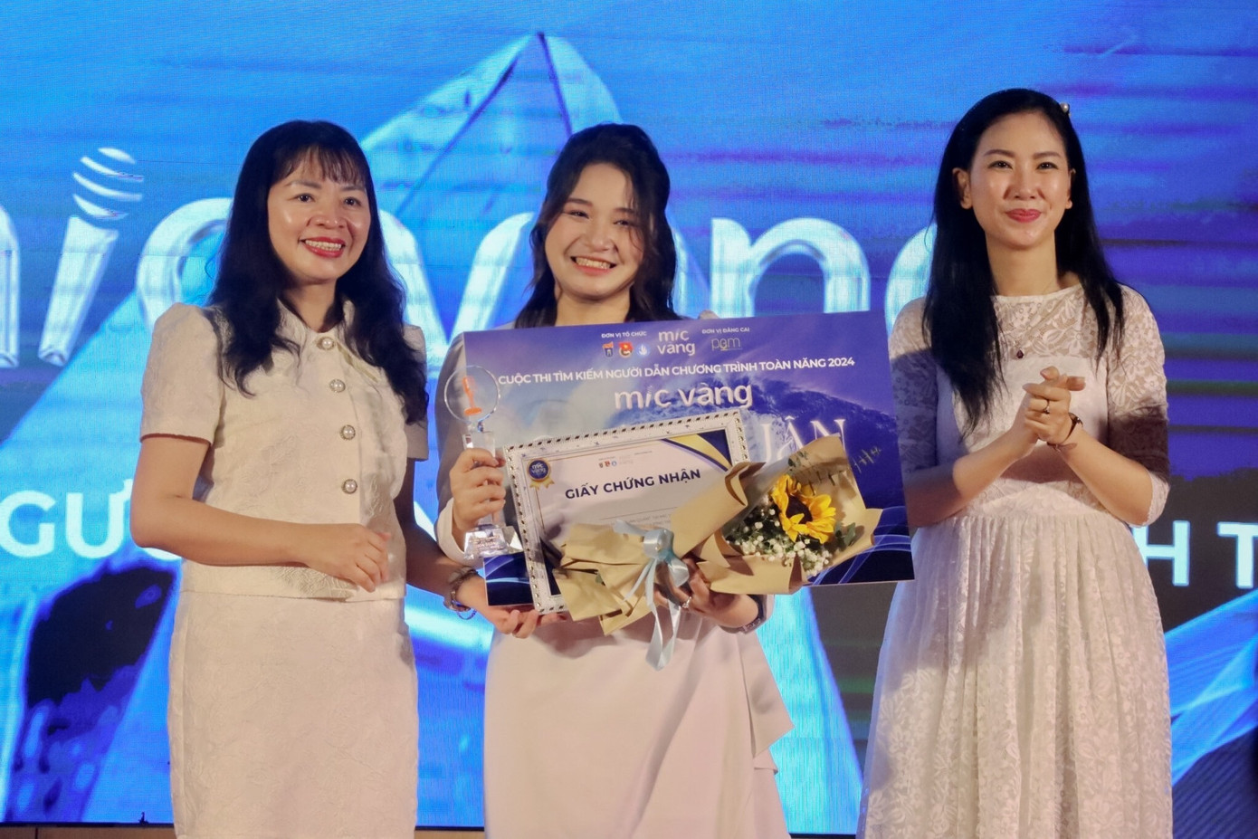 Cô gái trẻ với giọng nói truyền cảm và phong thái tự tin.