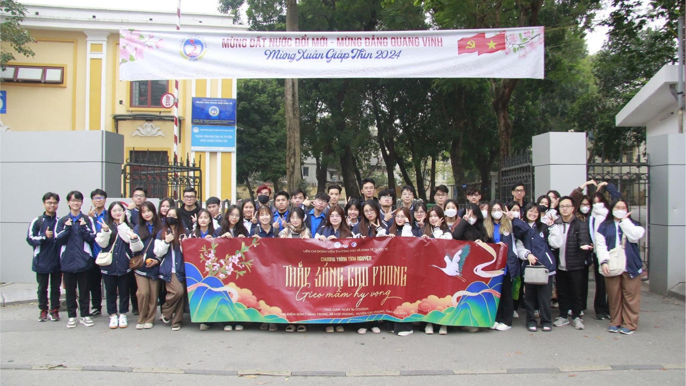 Ban Tổ Chức chương trình thiện nguyện Thắp sáng Cao Phong - Gieo mầm hy vọng của Liên chi Đoàn Viện Thương mại và Kinh tế quốc tế. Ban Tổ Chức chương trình thiện nguyện Thắp sáng Cao Phong - Gieo mầm hy vọng của Liên chi Đoàn Viện Thương mại và Kinh tế quốc tế.