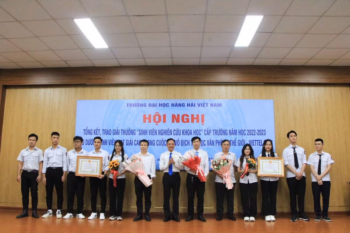 Nhóm nghiên cứu của Hải Anh và giảng viên hướng dẫn được PGS.TS Phạm Xuân Dương - Hiệu trưởng trường Đại học Hàng hải Việt Nam tặng giấy khen đạt giải Nhất Nghiên cứu khoa học.