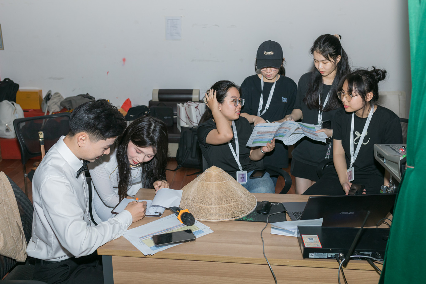 Diệu Vân và các thành viên trong Ban tổ chức gấp rút chuẩn bị cho vở kịch. Diệu Vân và các thành viên trong Ban tổ chức gấp rút chuẩn bị cho vở kịch.