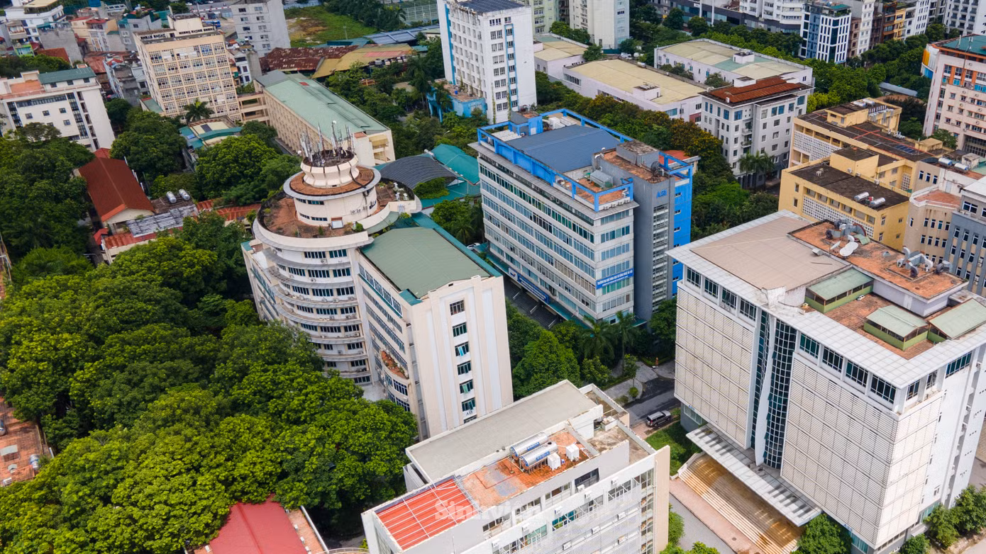USTH nhìn từ trên cao. USTH nhìn từ trên cao.