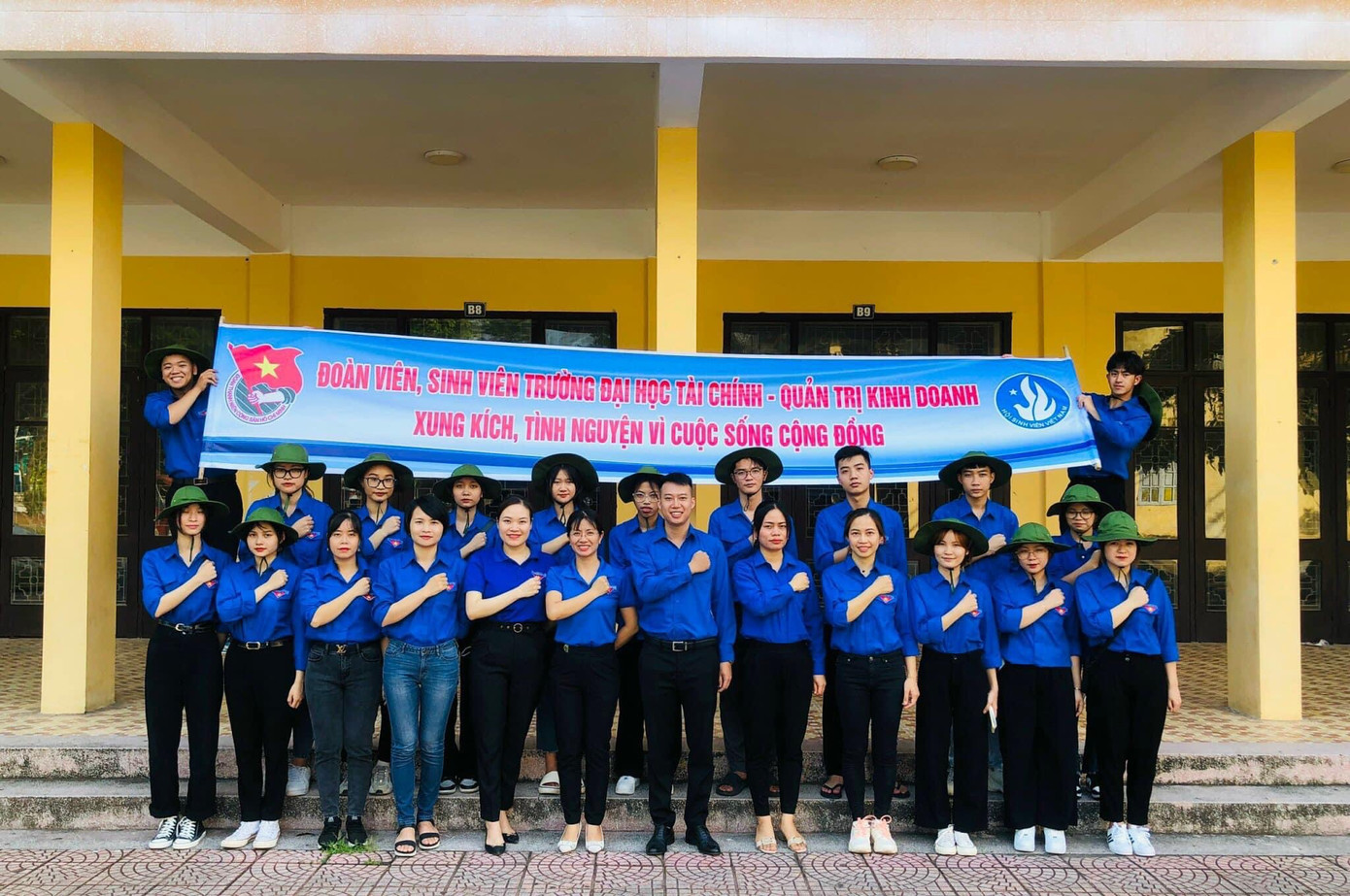 Thành Long luôn tích cực tham gia các hoạt động, công tác Đoàn - Hội. Thành Long luôn tích cực tham gia các hoạt động, công tác Đoàn - Hội.