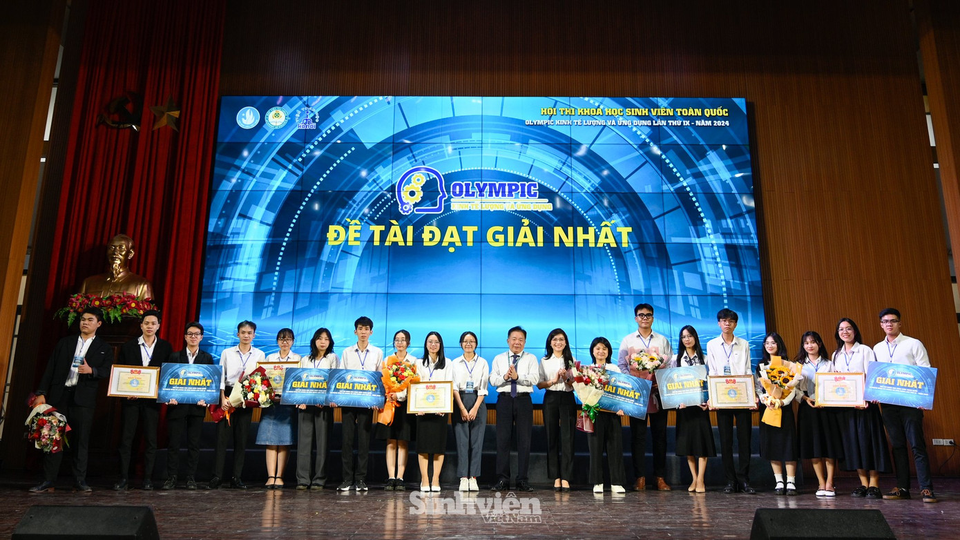 GS. TS Nguyễn Trọng Cơ - Giám đốc Học viện Tài chính và chị Hồ Hồng Nguyên - Phó Chủ tịch Thường trực T.Ư Hội SVVN trao Giải Nhất cho 6 đề tài nghiên cứu xuất sắc. GS. TS Nguyễn Trọng Cơ - Giám đốc Học viện Tài chính và chị Hồ Hồng Nguyên - Phó Chủ tịch Thường trực T.Ư Hội SVVN trao Giải Nhất cho 6 đề tài nghiên cứu xuất sắc.