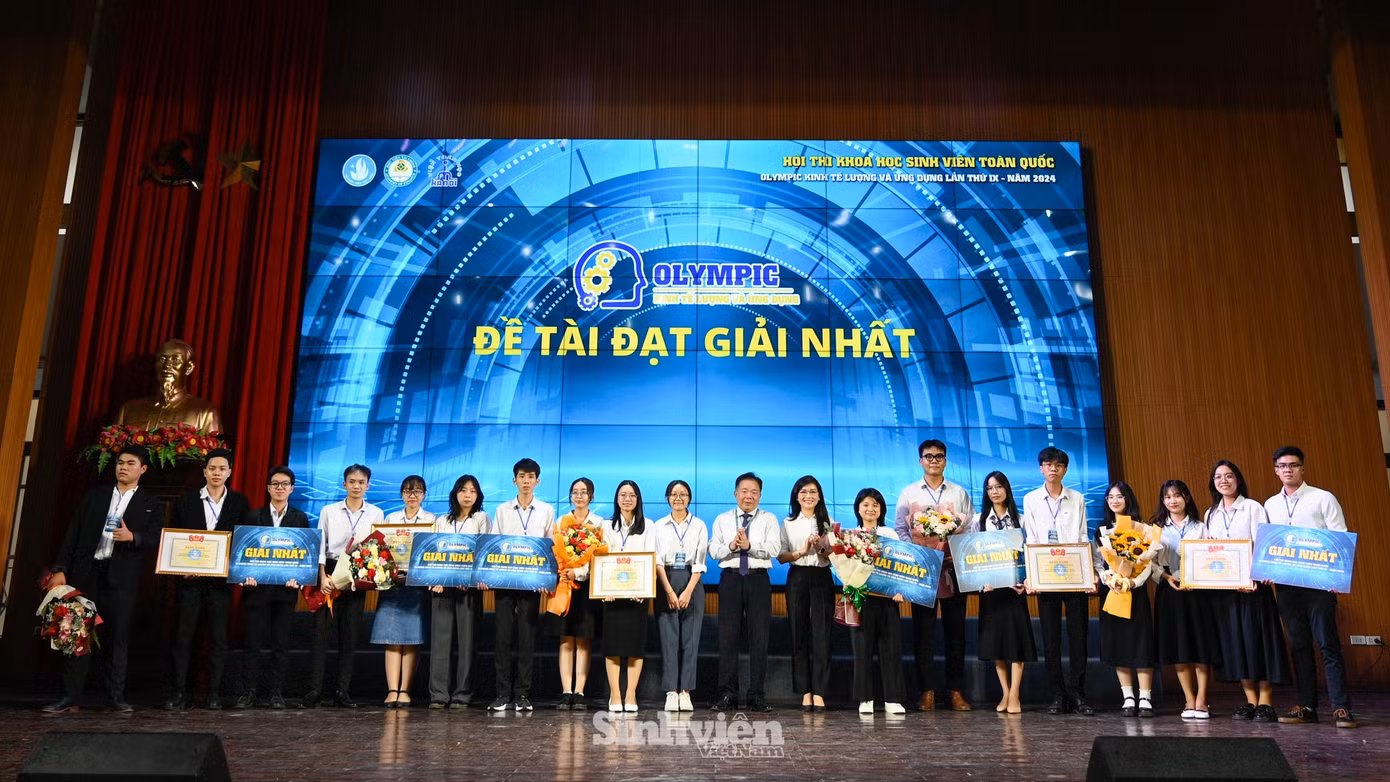 GS. TS Nguyễn Trọng Cơ - Giám đốc Học viện Tài chính và chị Hồ Hồng Nguyên - Phó Chủ tịch Thường trực T.Ư Hội SVVN trao Giải Nhất cho 6 đề tài nghiên cứu xuất sắc.