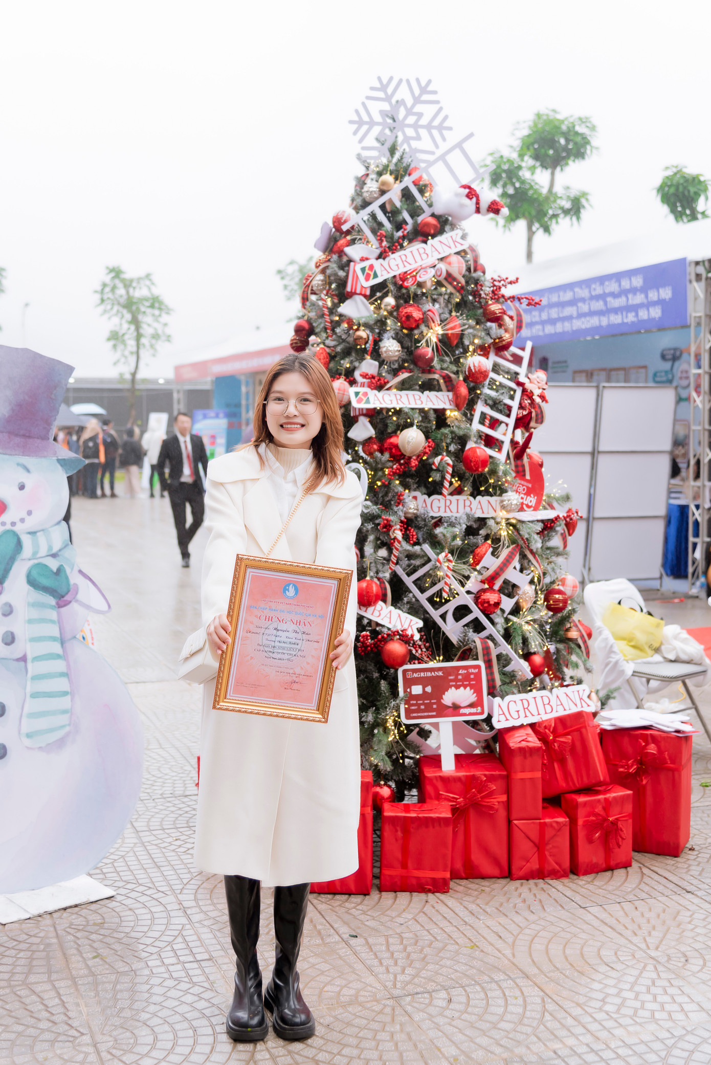 Trong 4 năm học, Hảo đã liên tục bổ sung vào bảng thành tích của mình bằng các danh hiệu và các học bổng.