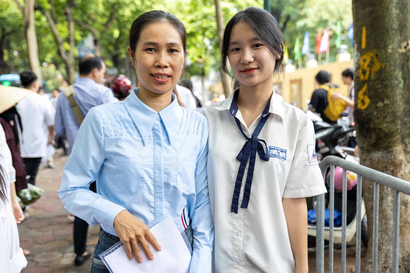 Khánh Chi - thí sinh tại điểm thi Trường THPT Phạm Hồng Thái bày tỏ: "Hiện tại em đang khá run vì sau khi viết xong em lo lắng không biết mình có bị thiếu ý nào không. Em thấy đề văn năm nay khá dễ nhưng mà hơi dài so với các năm trước, hơi ít thời gian cho bọn em. Em khá hài lòng với bài thi của mình và em nghĩ bản thân mình được ít nhất 8 điểm."