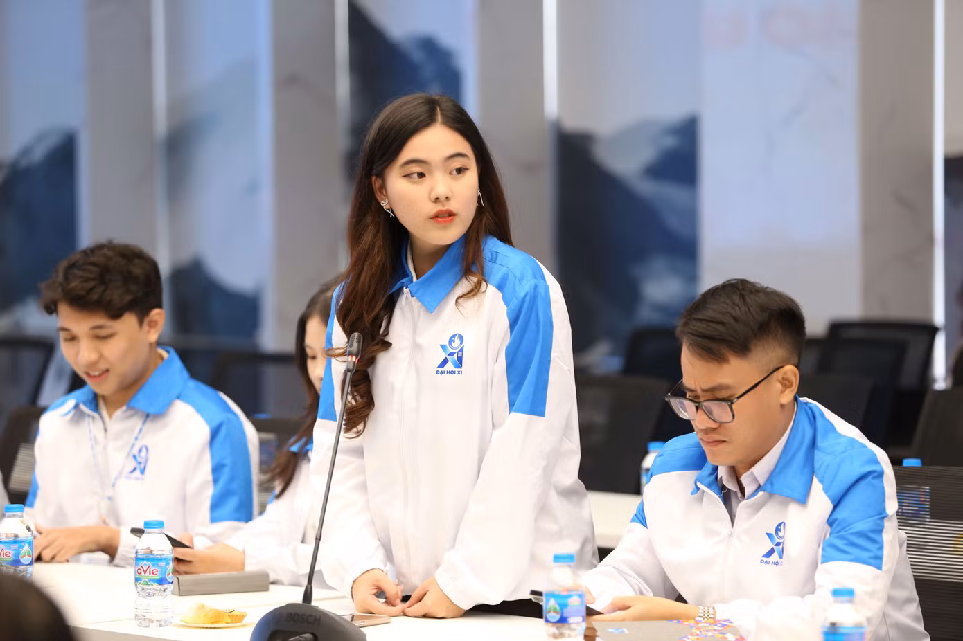 Minh Ngân đóng góp ý kiến về “Xây dựng tổ chức Hội Sinh viên Việt Nam vững mạnh” tại Đại hội đại biểu toàn quốc Hội Sinh viên Việt Nam lần thứ XI.