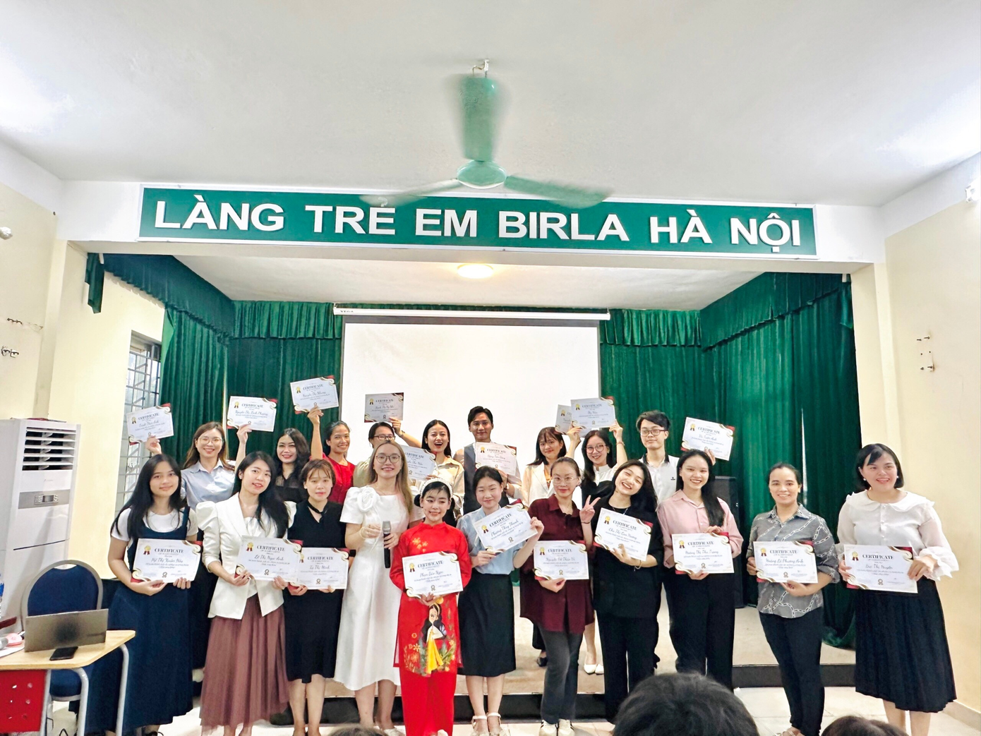 Hồng Diễm cùng các bạn tại Làng trẻ em Birla trong chương trình “Thắp sáng Birla 2024”.