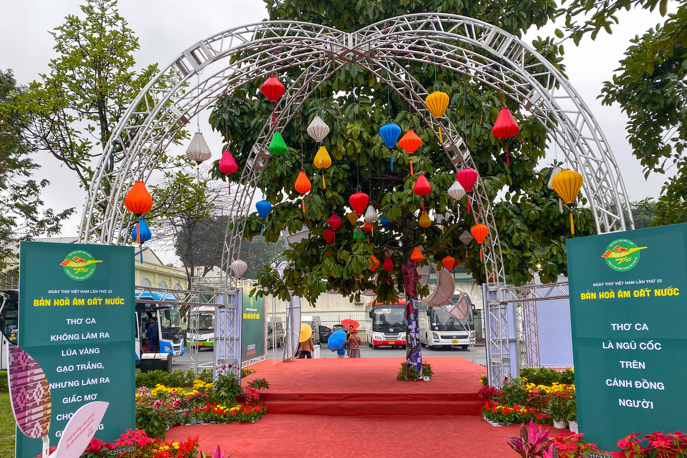 Cổng thơ nhìn từ phía Nhà Ký ức.