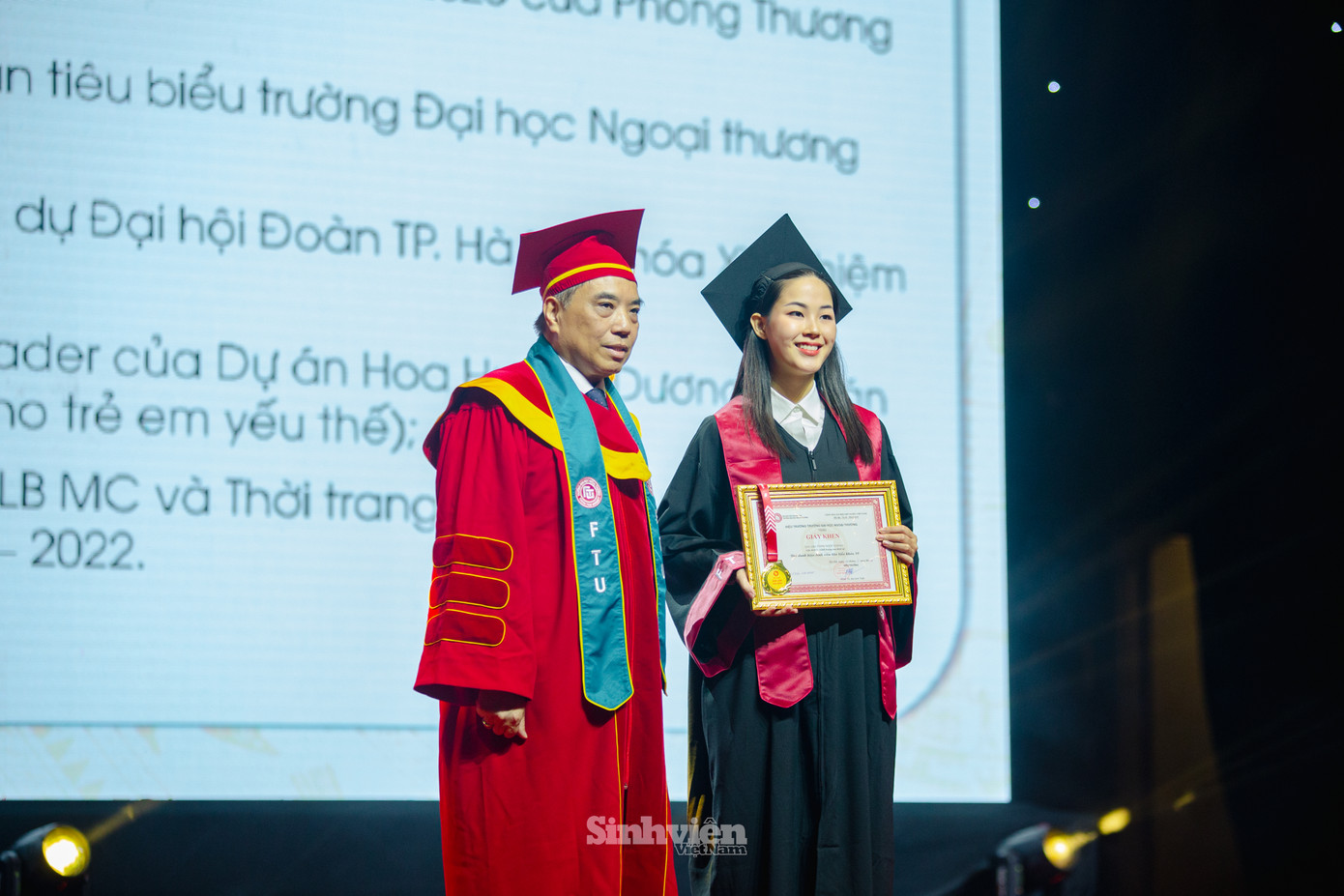 Á hậu 2 - Hoa hậu Áo dài Việt Nam 2022 Phan Ngọc Khánh là cử nhân tiêu biểu, nhận giấy khen và huy hiệu của Trường Đại học Ngoại Thương.