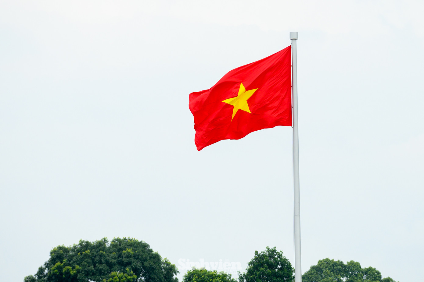 Lá cờ đỏ sao vàng bay phấp phới trên bầu trời tại Quảng trường Ba Đình.