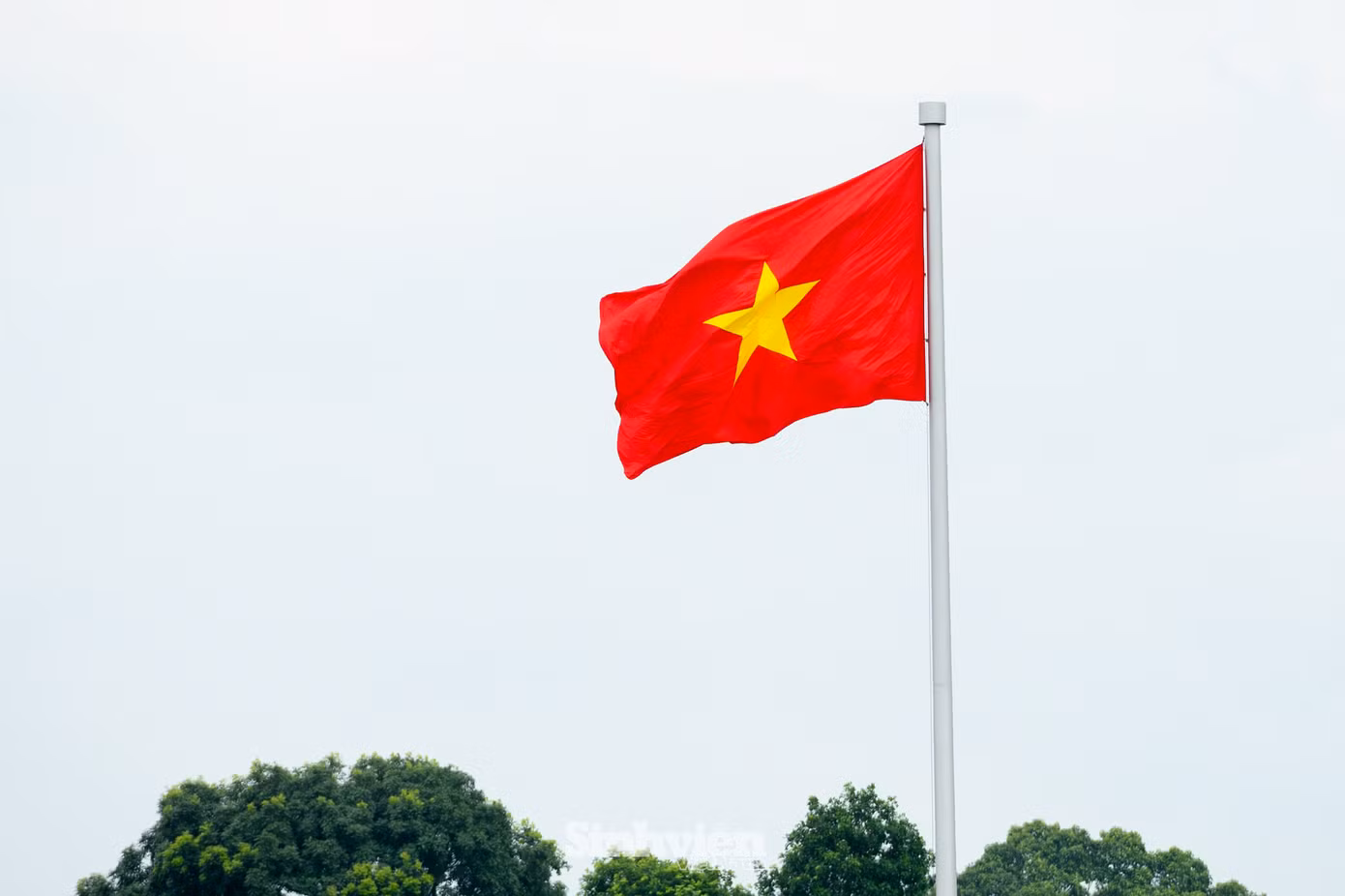 Lá cờ đỏ sao vàng bay phấp phới trên bầu trời tại Quảng trường Ba Đình.