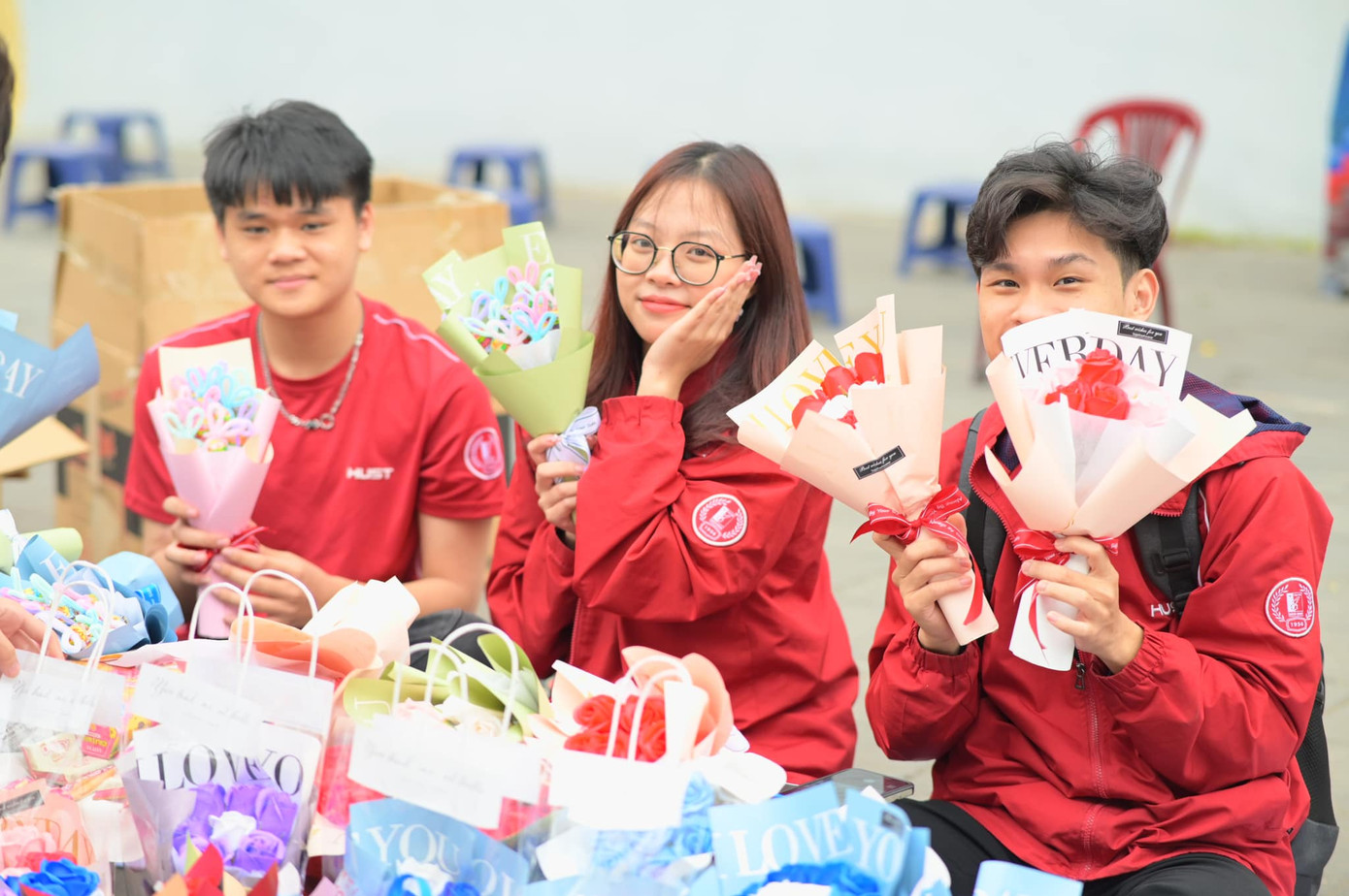 Quầy hàng của các sinh viên Bách Khoa.