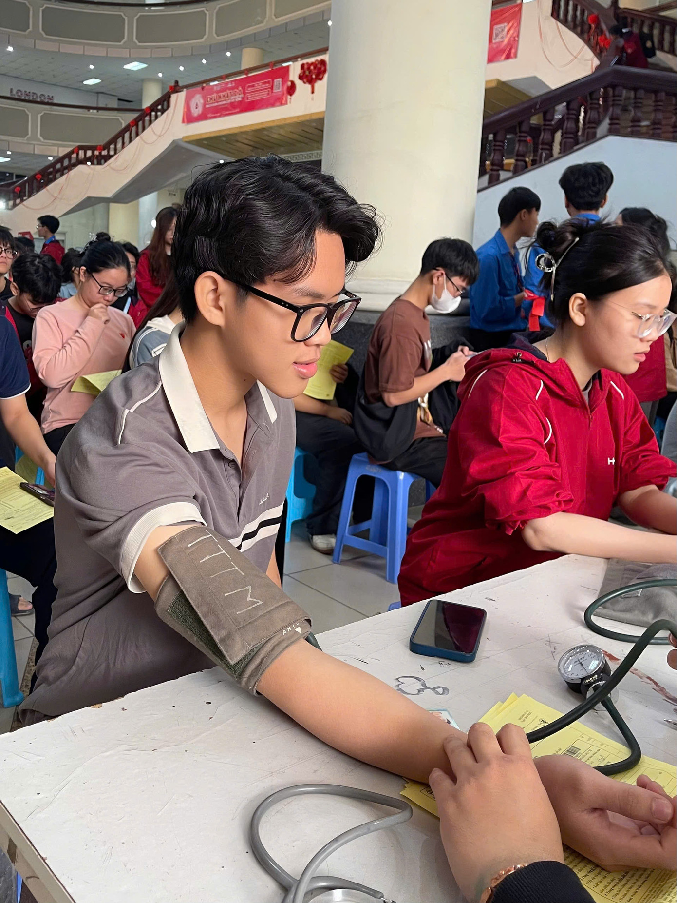 Lê Phạm Thiên Trường trao hy vọng, gửi yêu thương qua từng giọt máu đào. Lê Phạm Thiên Trường trao hy vọng, gửi yêu thương qua từng giọt máu đào.