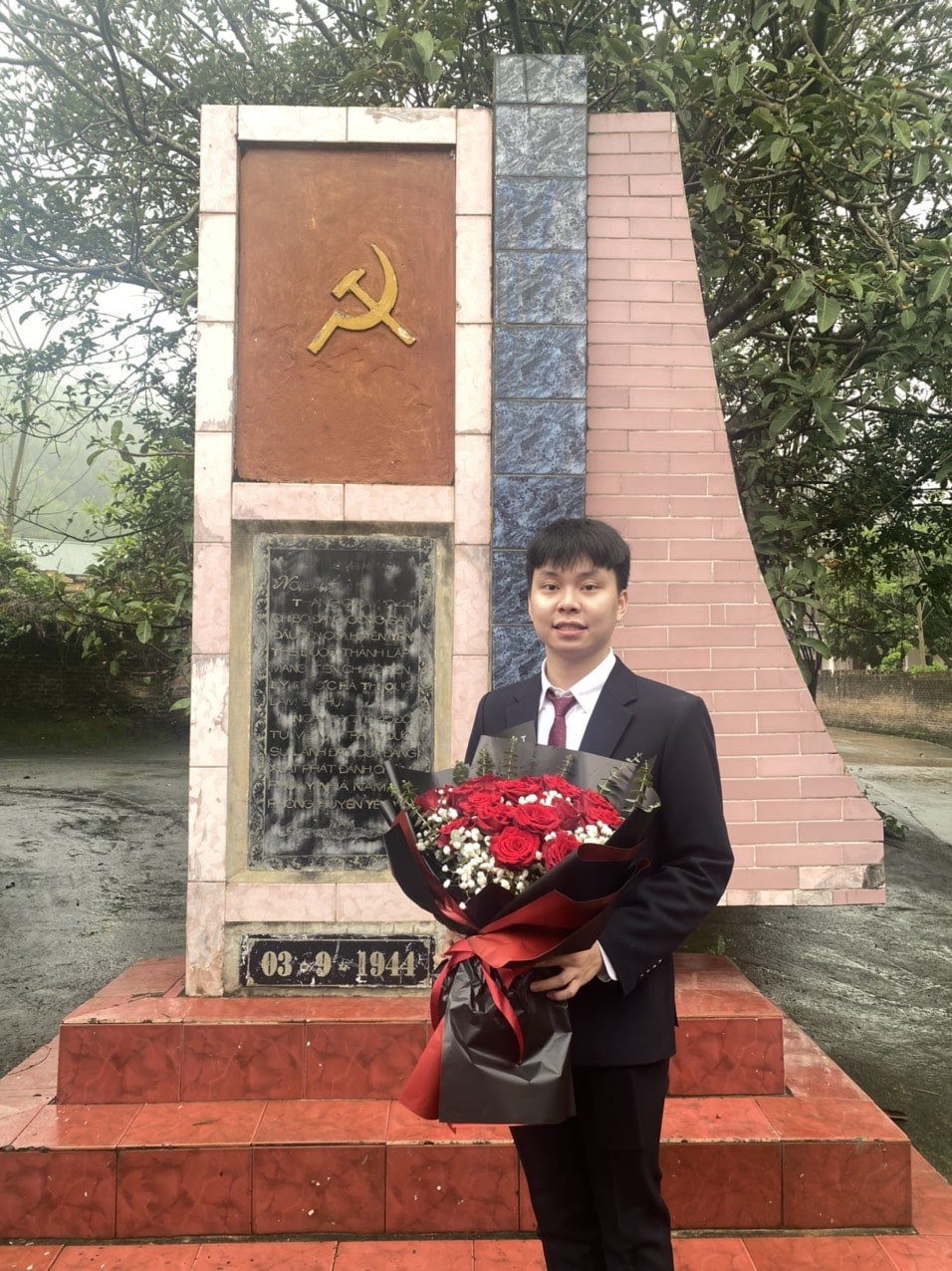 Mạnh Cường trong Lễ Kết nạp Đảng viên, Trường Đại học Kinh tế Quốc dân.