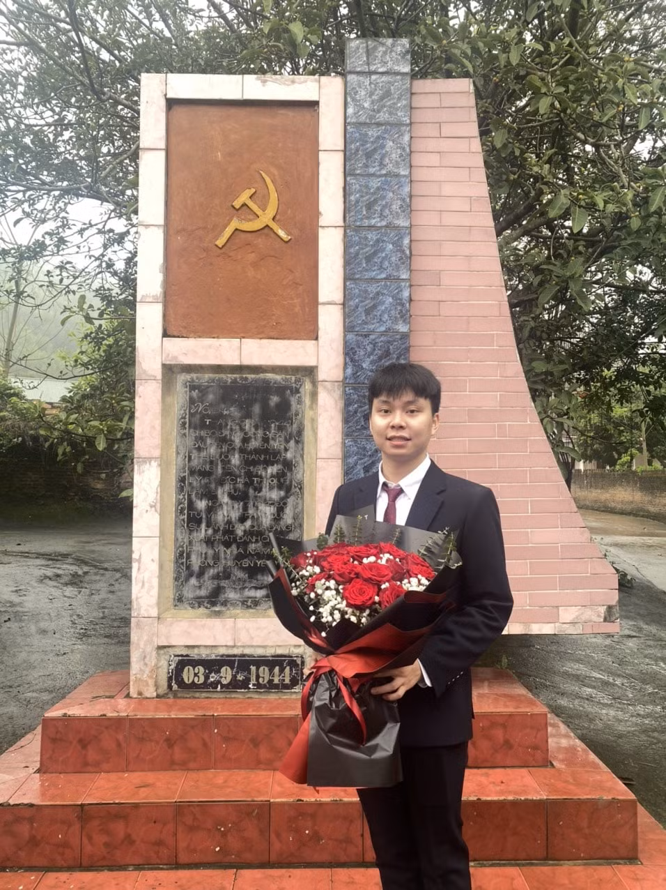 Mạnh Cường trong Lễ Kết nạp Đảng viên, Trường Đại học Kinh tế Quốc dân. Mạnh Cường trong Lễ Kết nạp Đảng viên, Trường Đại học Kinh tế Quốc dân.
