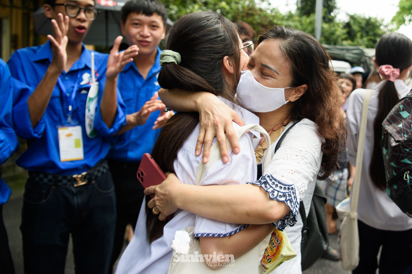 Em Nguyễn Phan Quế Anh học sinh trường THPT Chu Văn An chia sẻ: “Đề thi hôm nay vào bài Đất Nước cũng là bài mà em chuẩn bị khá kĩ vì em nhớ năm nay kỉ niệm 70 năm Chiến thắng Điện Biên Phủ cho nên em tập trung ôn luyện những bài liên quan đến đề tài Đất nước. Ngoài ra, đây cũng là một trong những bài tủ của em nên em cảm thấy rất phấn khởi và tự tin. Với một học sinh khối A như em khởi đầu như vậy khá tốt ạ.”