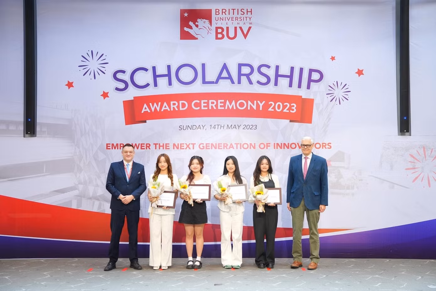 Thục Huyền nhận Học bổng Toàn quốc của Trường Đại học Anh Quốc Việt Nam.