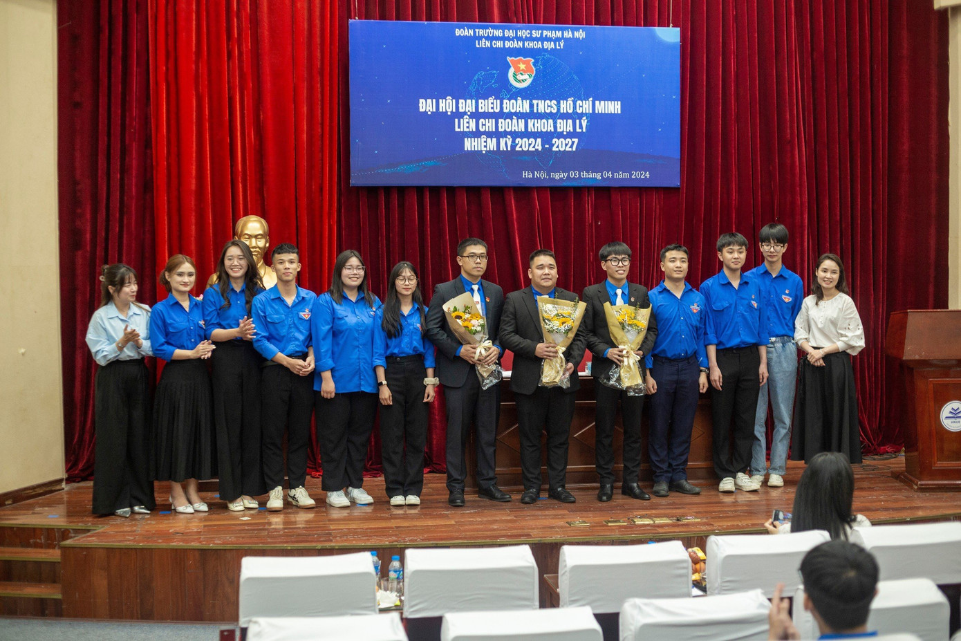 Đậu Xuân Đang (người thứ 5 từ phải sang) tiếp tục được tin tưởng bầu tham gia Ban chấp hành Liên chi Đoàn khoa Địa lý nhiệm kỳ 2024 – 2027.