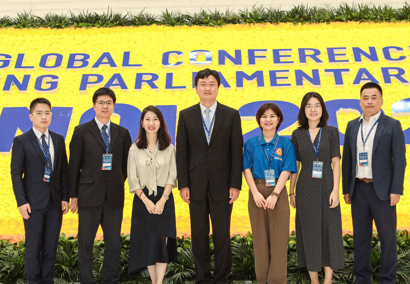 Ái Lâm (áo xanh) tham gia tháp tùng đoàn đại biểu Trung Quốc tới Việt Nam dự Hội nghị Nghị sĩ trẻ toàn cầu lần thứ 9.