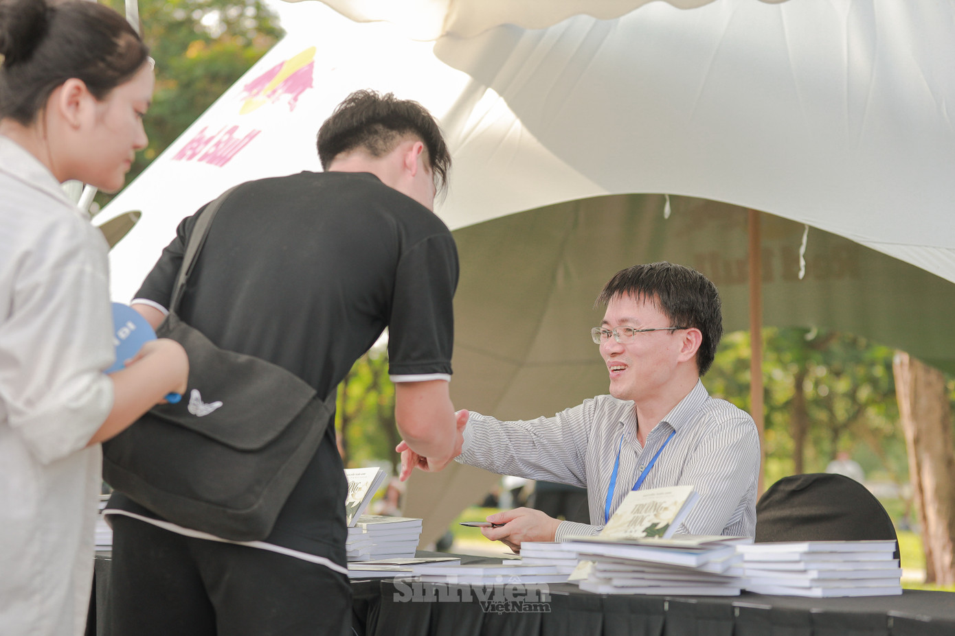 Niềm vui của tác giả khi đứa con tinh thần được đông đảo bạn trẻ yêu mến.