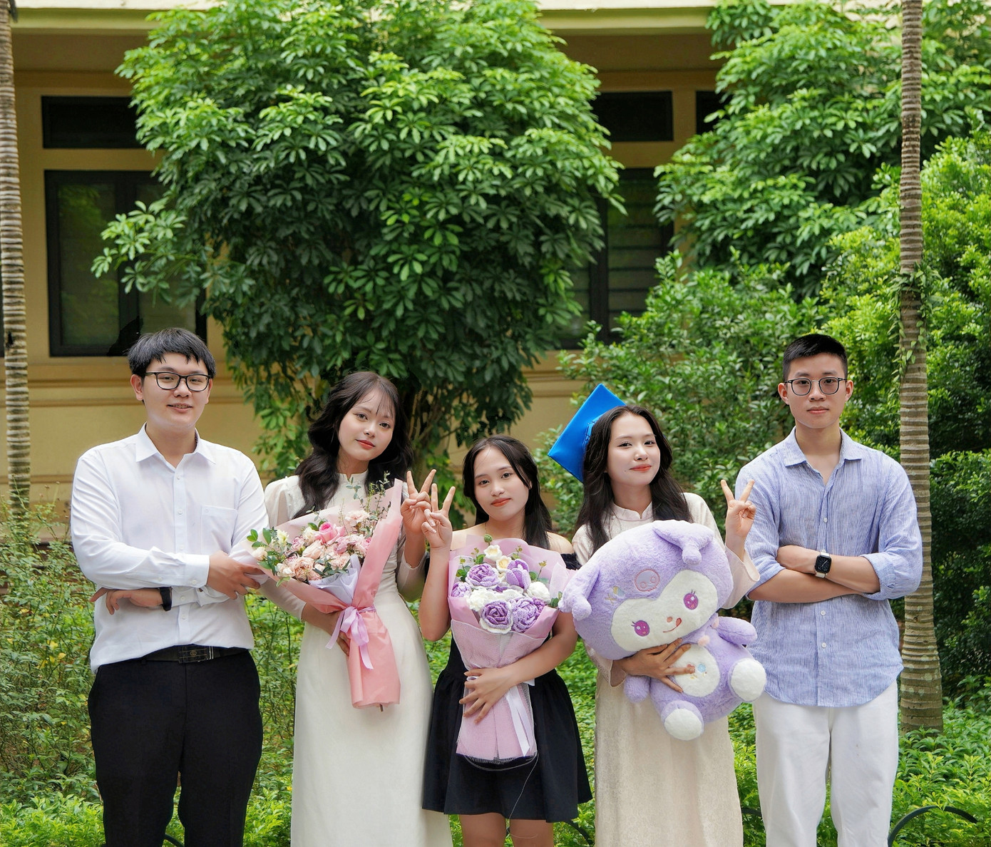 Hồng Ngọc và nhóm sinh viên nghiên cứu các dự án, công trình khoa học.