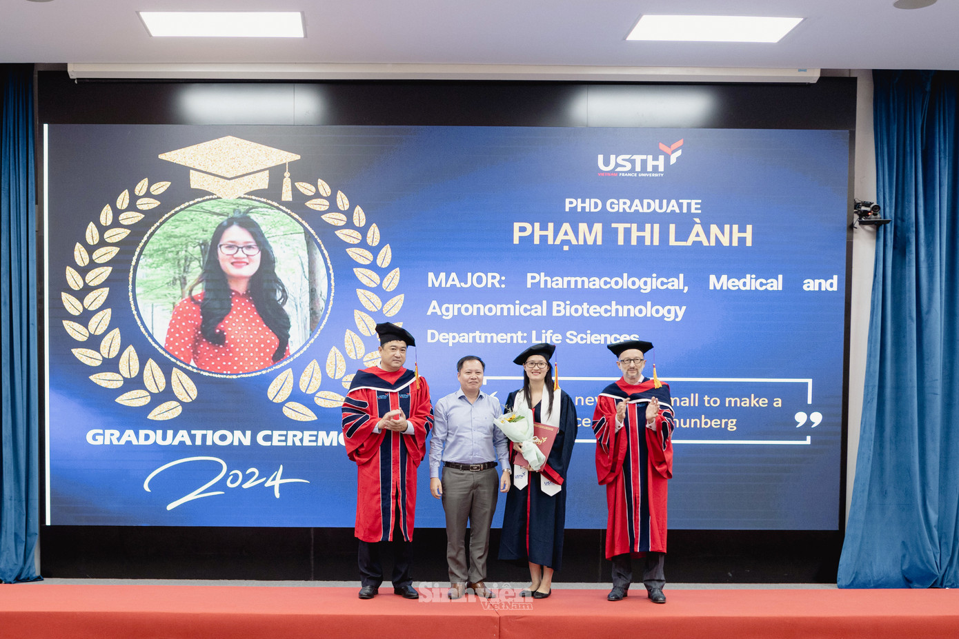 GS Chu Hoàng Hà và GS Jean-Marc Lavest trao bằng cho các tân tiến sĩ, thạc sĩ.