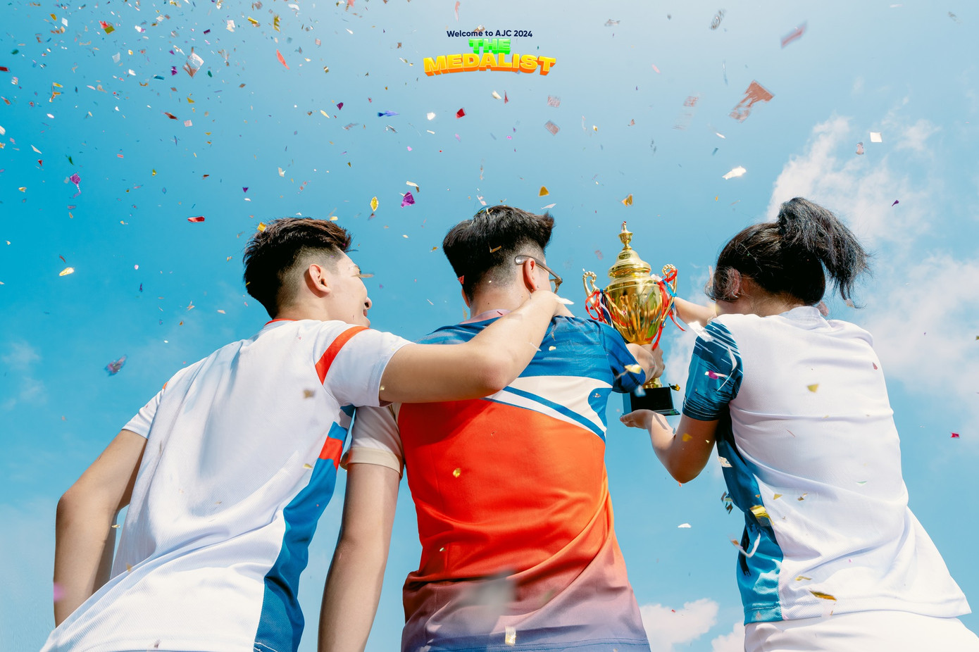Cán đích với tiếng pháo nổ vang trời, nhà vô địch nở nụ cười tự hào sau bao cố gắng, ngắm nhìn sự trưởng thành đang phản chiếu nơi chiếc cúp sáng ngời.