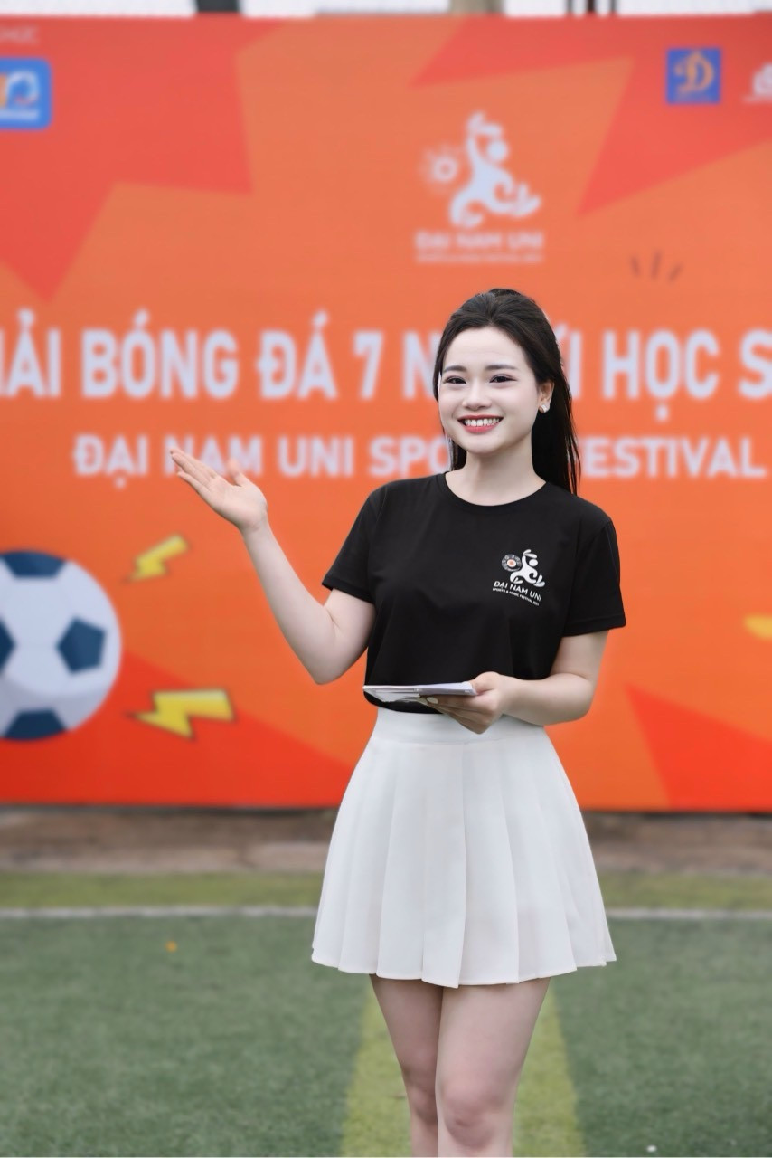 Nguyễn Thùy Linh, quê Bắc Giang đang là sinh viên năm 3, chuyên ngành Truyền thông đa phương tiện, Trường Đại học Đại Nam.