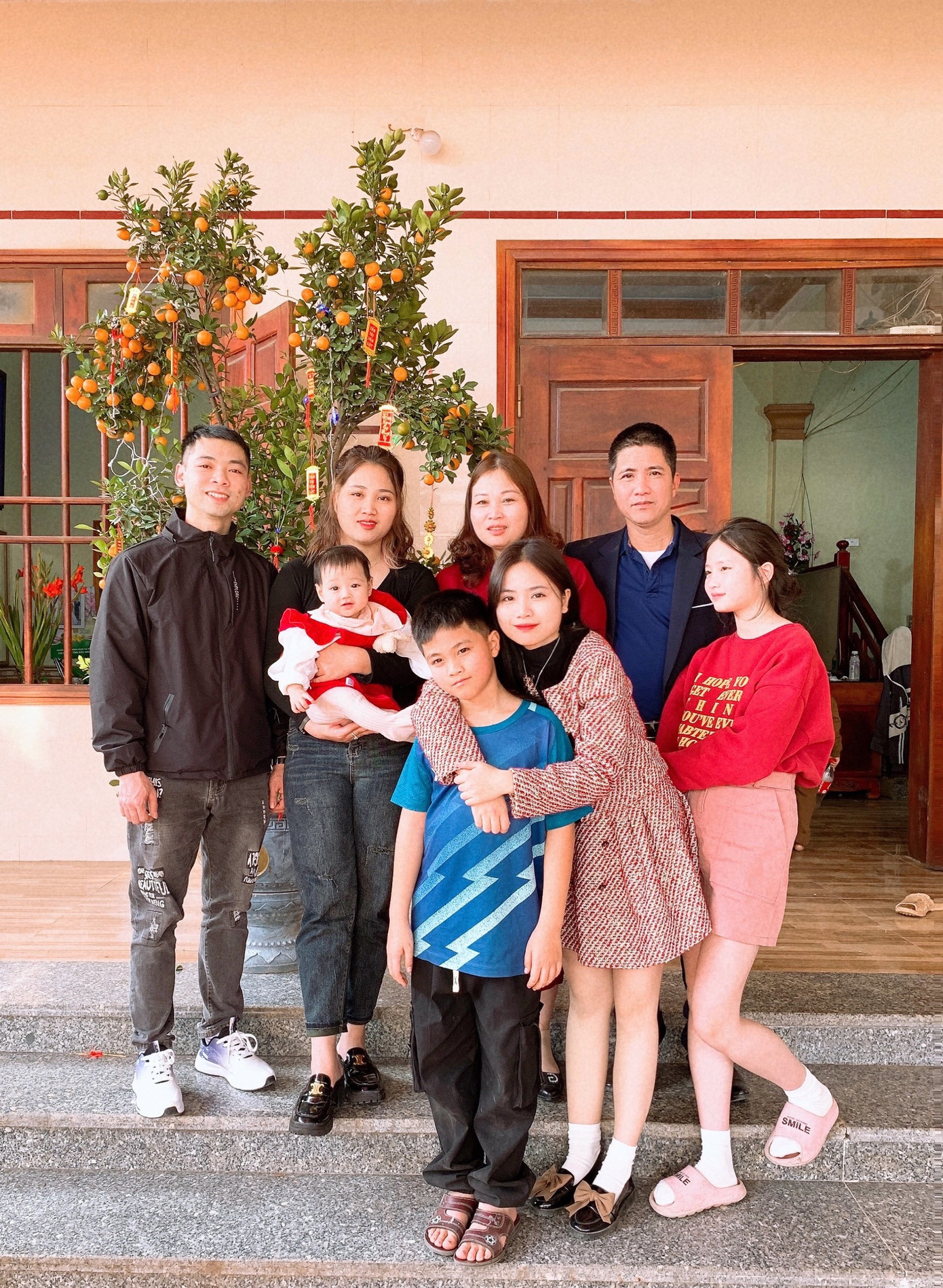 Kiều Anh chụp ảnh cùng gia đình. Kiều Anh chụp ảnh cùng gia đình.