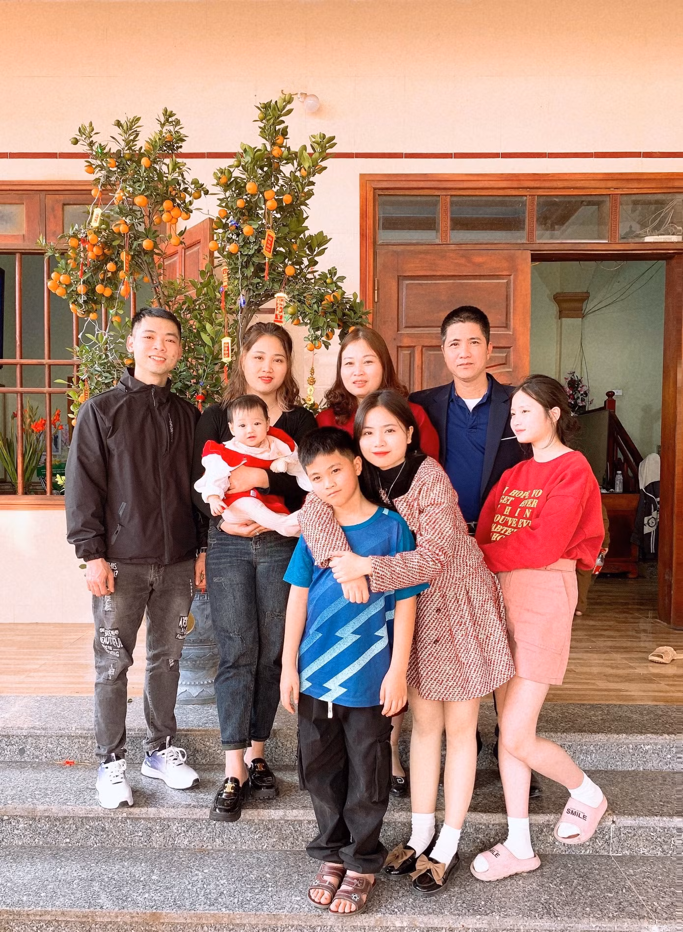 Kiều Anh chụp ảnh cùng gia đình.