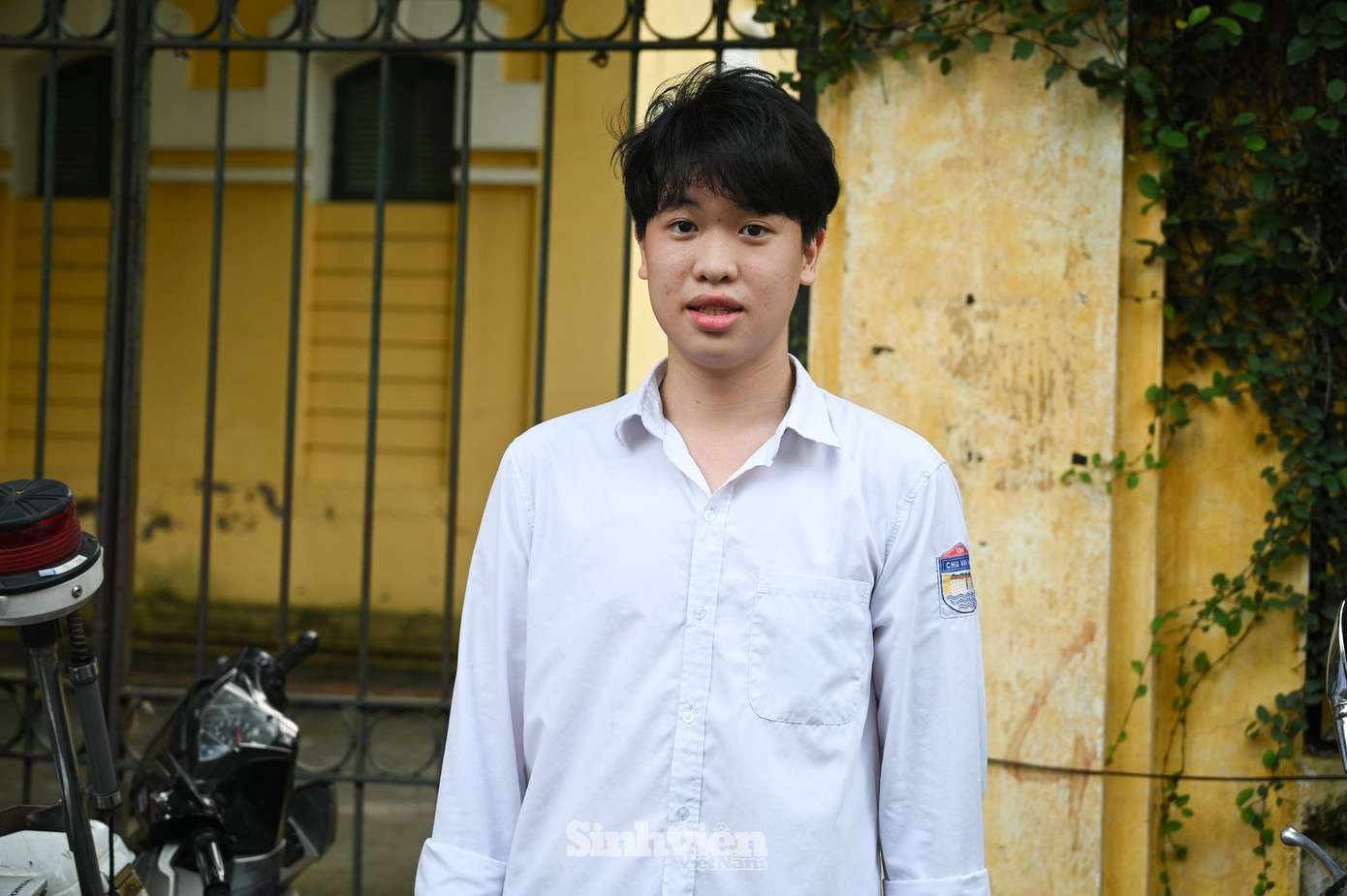 Bạn Tùng Anh (học sinh Trường THPT Chu Văn An) chia sẻ niềm vui: &quot;Về bài thi Tiếng Anh, em rất vui vì đã có thể hoàn thành nó một cách trọn vẹn. Đề với em là vừa sức, khá dễ thở. Bây giờ thì em có thể thoải mái vui chơi mà không bị áp lực học hành nữa rồi.”