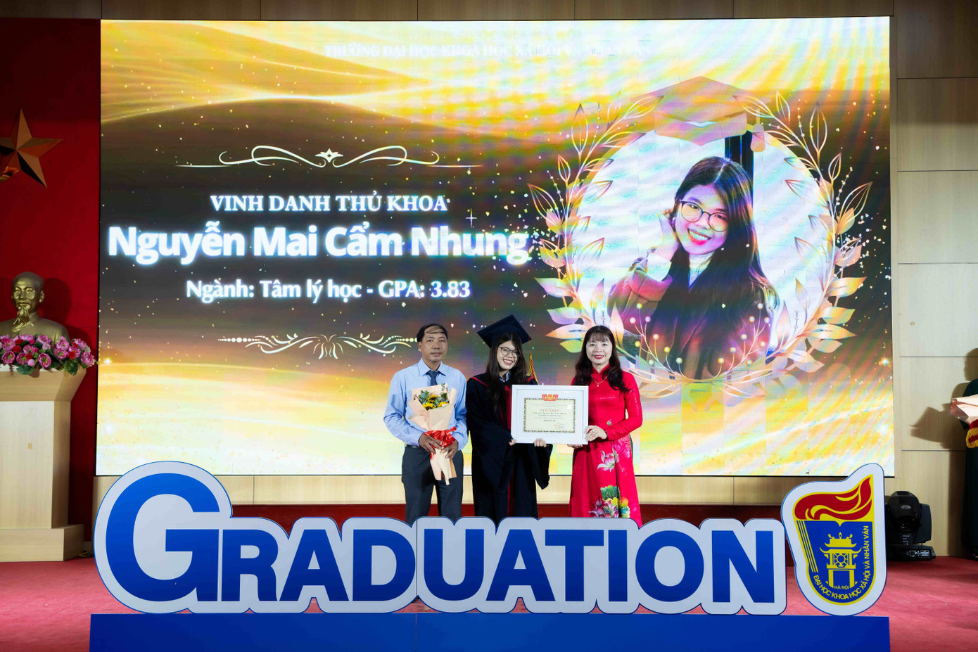 Cẩm Nhung tốt nghiệp loại Xuất sắc với điểm GPA 3.83/4.0, đồng thời trở thành thủ khoa đầu ra ngành Tâm lý học của trường. Cẩm Nhung tốt nghiệp loại Xuất sắc với điểm GPA 3.83/4.0, đồng thời trở thành thủ khoa đầu ra ngành Tâm lý học của trường.