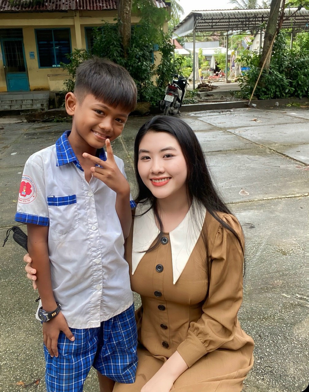 Tiểu Vy tham gia hỗ trợ trao tặng học bổng tại Trường Tiểu học A An Tức, xã An Tức, huyện Tri Tôn.