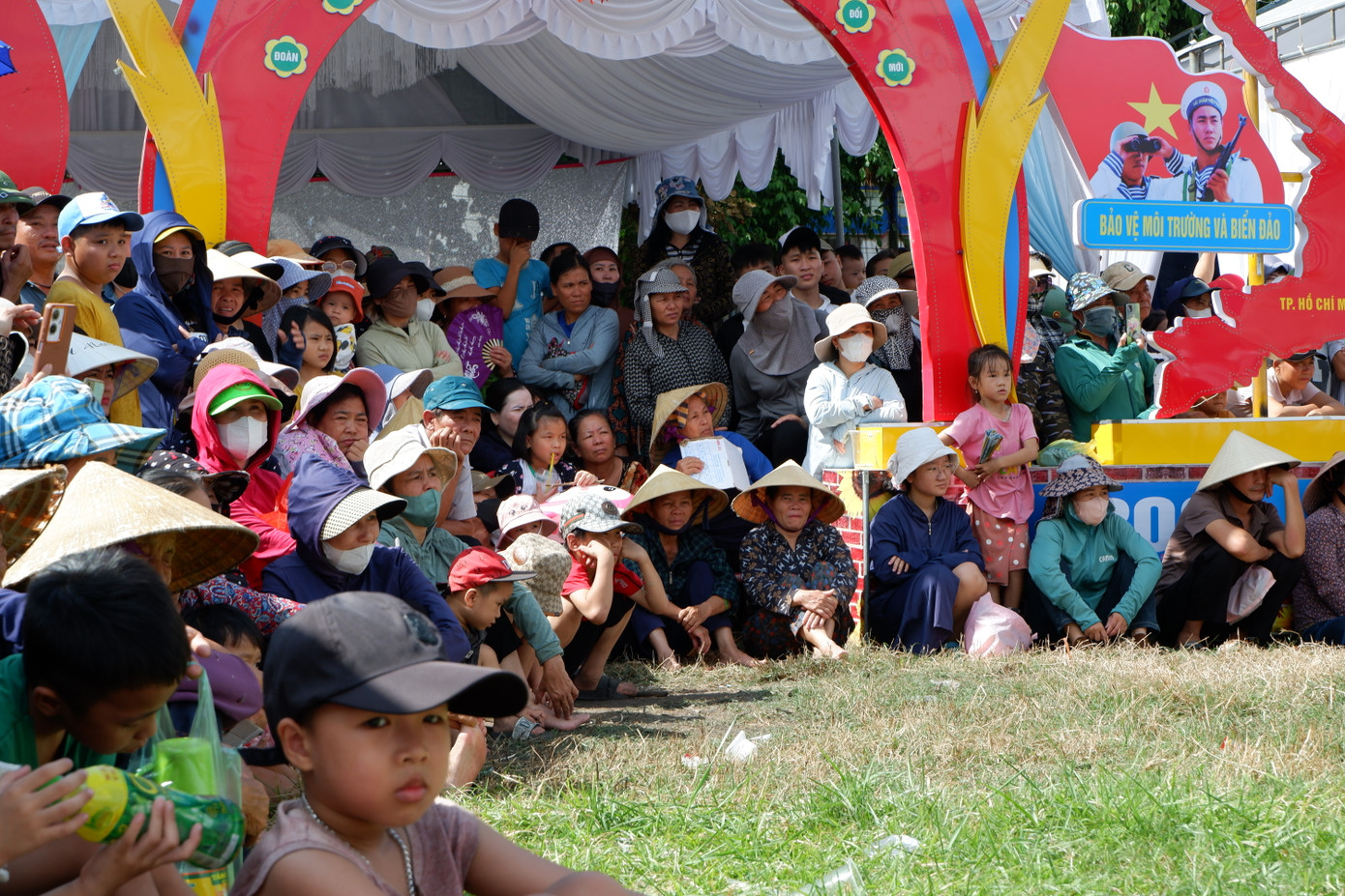 Người dân hết lòng ủng hộ các em thiếu niên, nhi đồng trong lúc duyệt Nghi thức. Người dân hết lòng ủng hộ các em thiếu niên, nhi đồng trong lúc duyệt Nghi thức.