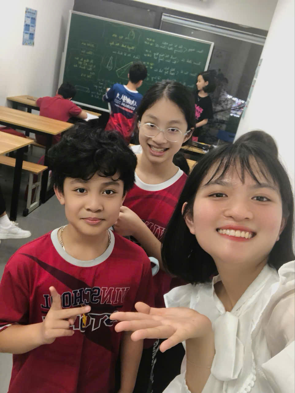 Những giây phút vui vẻ của Hồng Diễm và các bạn học sinh thân yêu.