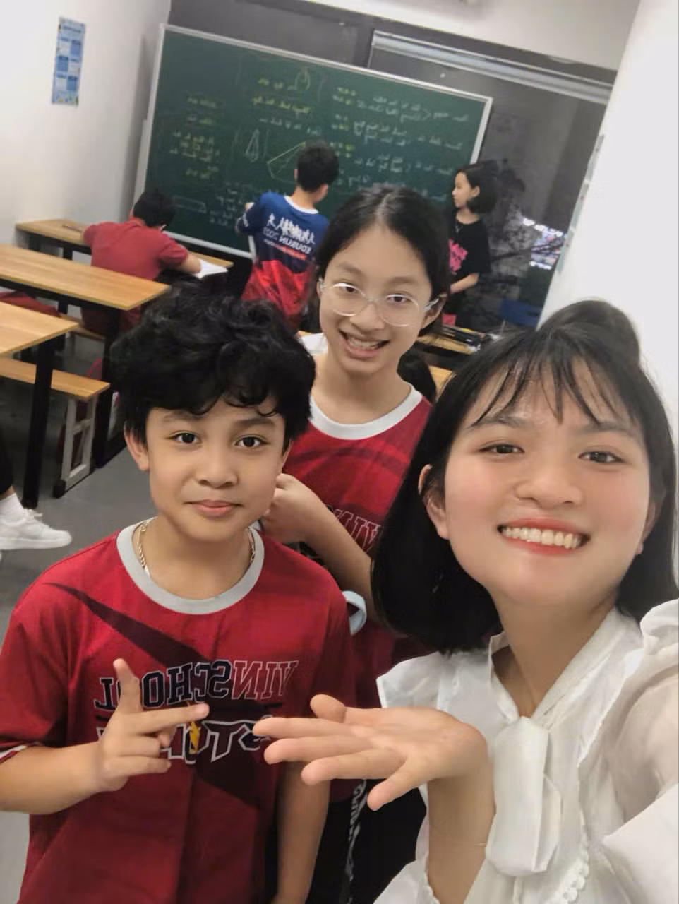 Những giây phút vui vẻ của Hồng Diễm và các bạn học sinh thân yêu.