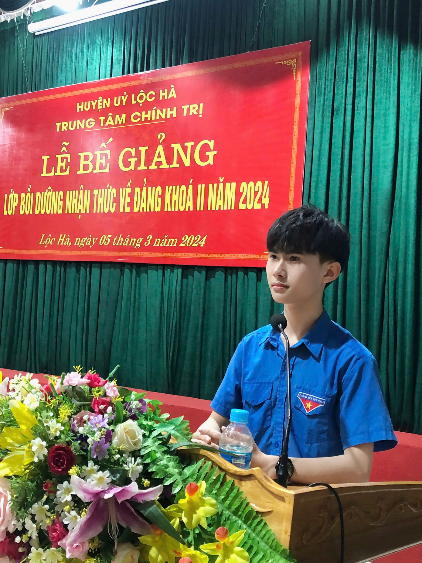 Tiến Chung phát biểu tại lễ bế giảng Lớp bồi dưỡng nhận thức về Đảng khóa II năm 2024. Tiến Chung phát biểu tại lễ bế giảng Lớp bồi dưỡng nhận thức về Đảng khóa II năm 2024.