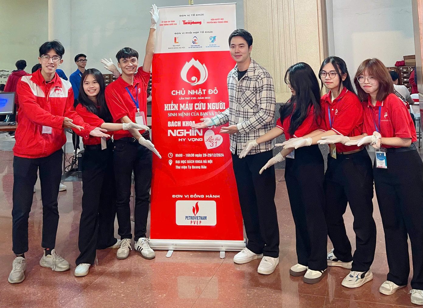 Diễn viên Phùng Đức Hiếu có mặt tại ngày hội “Chủ Nhật Đỏ” để tham gia hiến máu, đồng thời lan tỏa thông điệp nhân văn đến với cộng đồng và giới trẻ. Diễn viên Phùng Đức Hiếu có mặt tại ngày hội “Chủ Nhật Đỏ” để tham gia hiến máu, đồng thời lan tỏa thông điệp nhân văn đến với cộng đồng và giới trẻ.