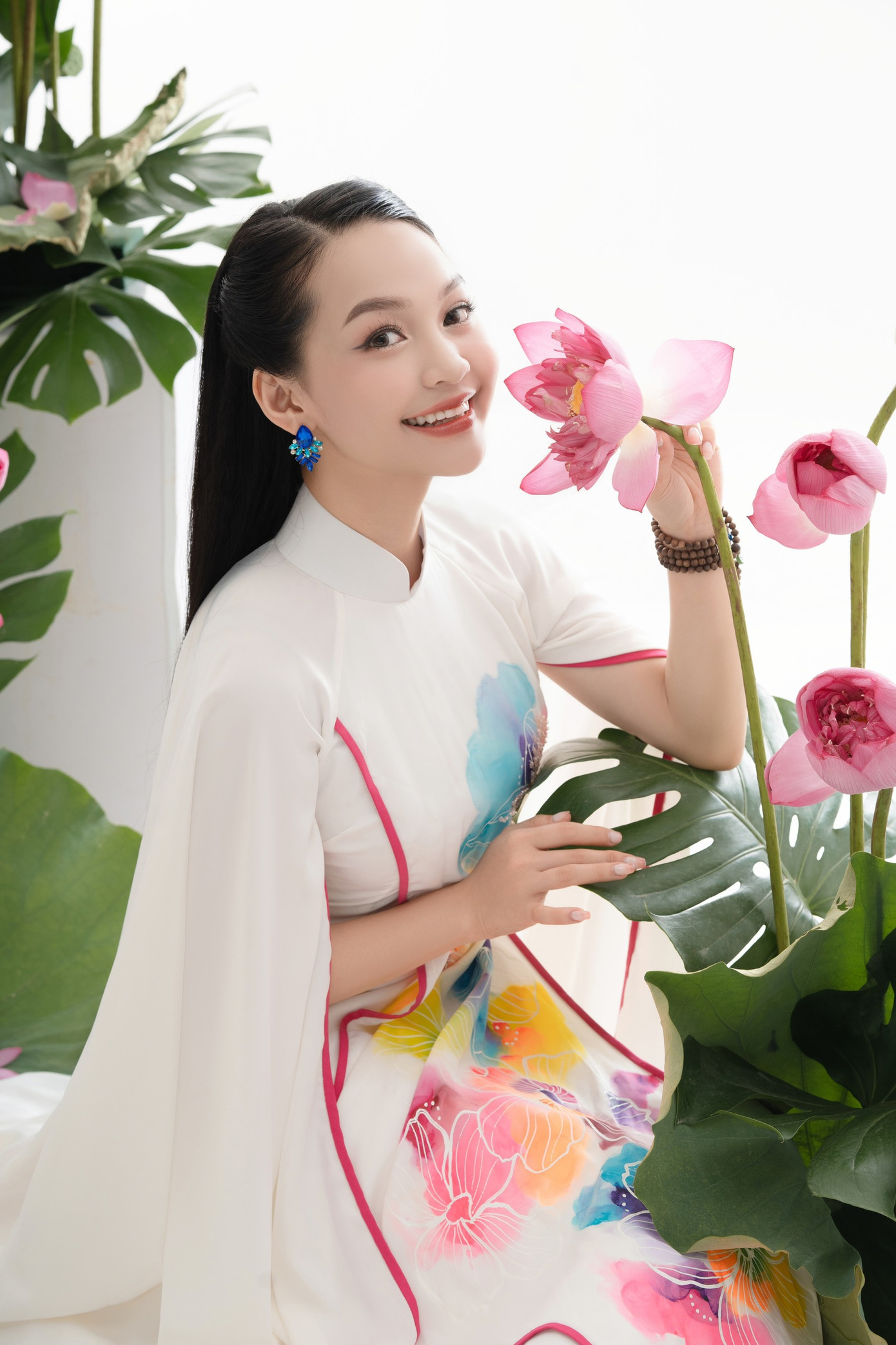 Cô học chuyên ngành Thanh nhạc và biểu diễn tự do, tham gia công tác nghệ thuật với các đơn vị, tiêu biểu là cộng tác tại Nhà hát Ca múa nhạc Việt Nam.