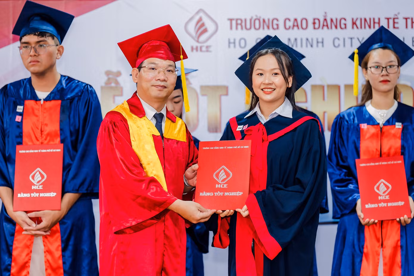 Hồng Hạnh là sinh viên tốt nghiệp loại xuất sắc của Trường Cao đẳng Kinh tế TP. HCM. Hồng Hạnh là sinh viên tốt nghiệp loại xuất sắc của Trường Cao đẳng Kinh tế TP. HCM.