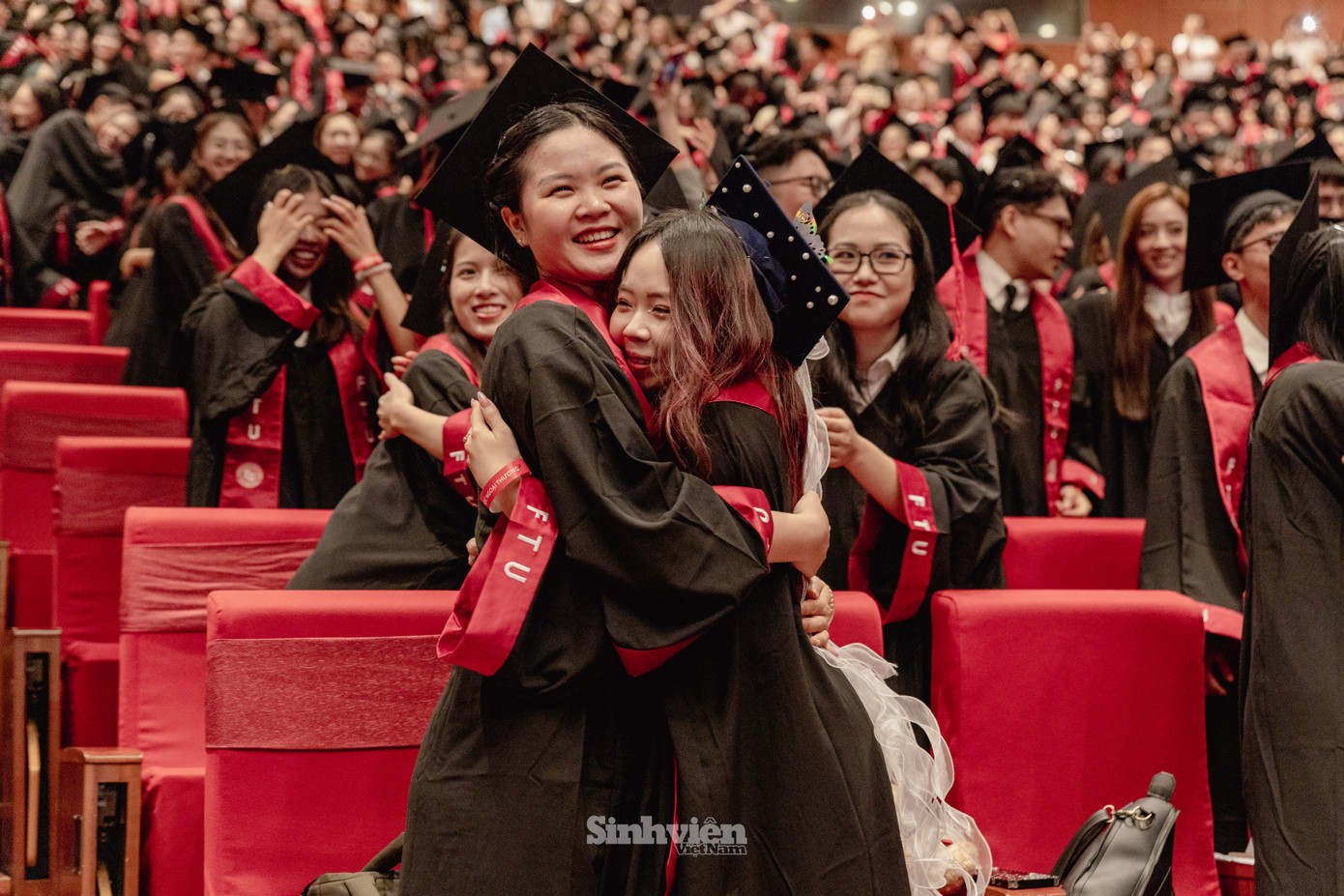 Các tân cử nhân trao nhau chiếc ôm ấm áp trước khi chia xa.