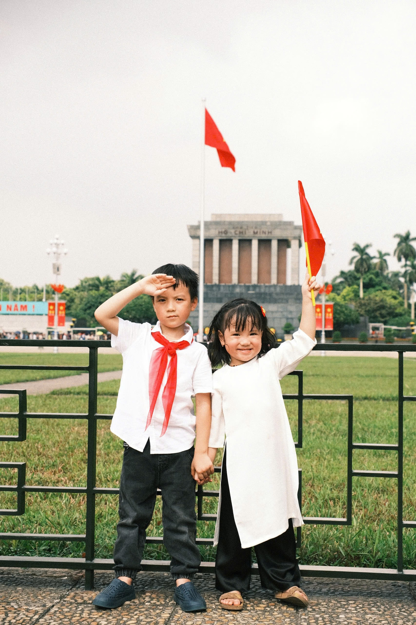 Các bạn thiếu nhi đáng yêu háo hức đi thăm lăng Bác. Các bạn thiếu nhi đáng yêu háo hức đi thăm lăng Bác.