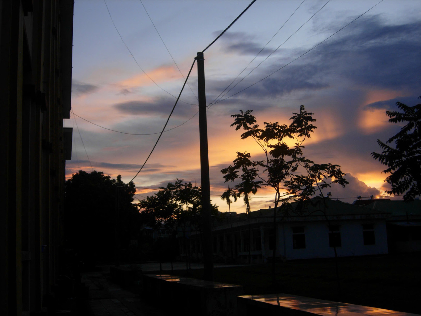 Bầu trời nơi khu quân sự luôn ghi dấu trong lòng sinh viên bởi cái đẹp đặc biệt ấn tượng. Bầu trời nơi khu quân sự luôn ghi dấu trong lòng sinh viên bởi cái đẹp đặc biệt ấn tượng.