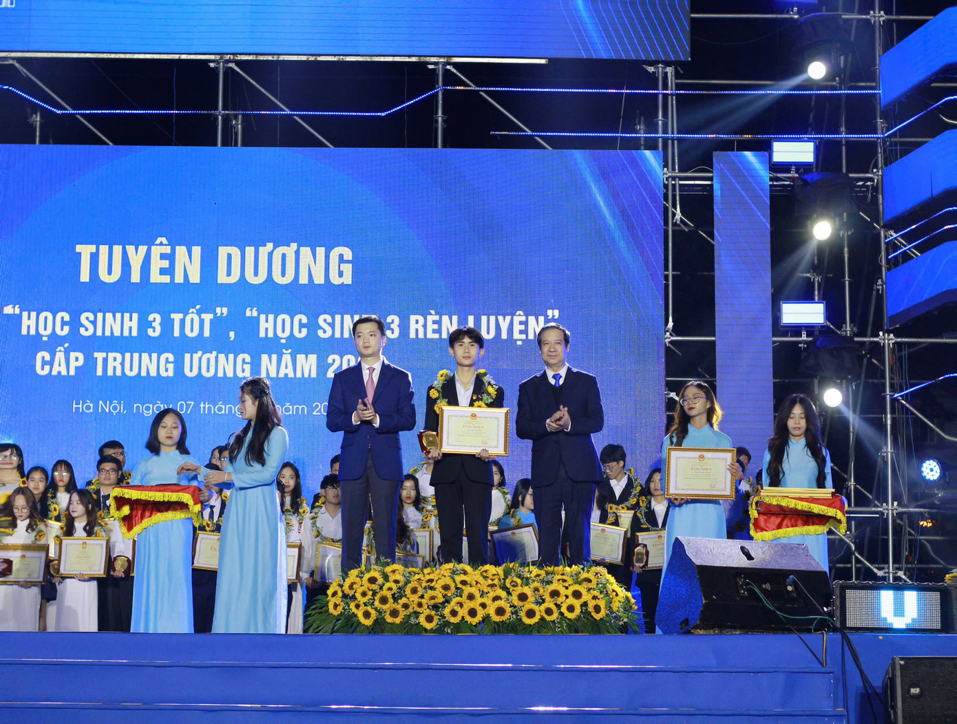 Tiến Chung đã được Trung ương Đoàn TNCS Hồ Chí Minh vinh danh là Học sinh 3 tốt cấp Trung ương. Tiến Chung đã được Trung ương Đoàn TNCS Hồ Chí Minh vinh danh là Học sinh 3 tốt cấp Trung ương.