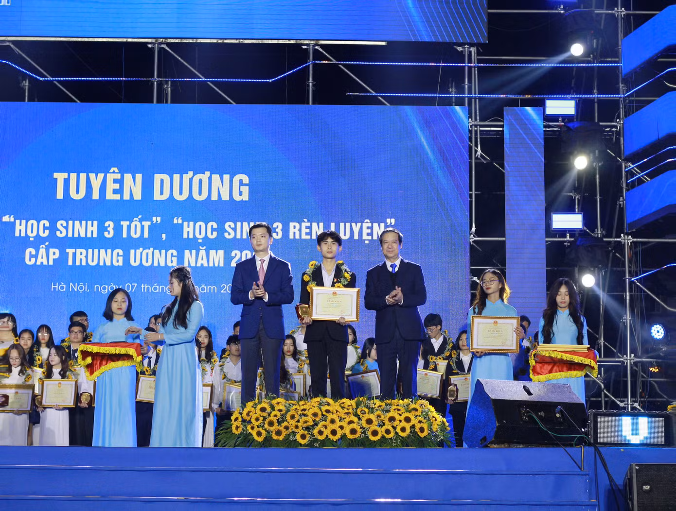 Tiến Chung đã được Trung ương Đoàn TNCS Hồ Chí Minh vinh danh là Học sinh 3 tốt cấp Trung ương.