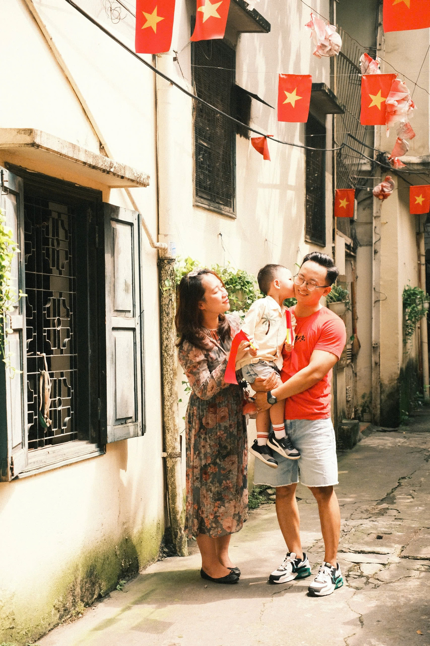 Gia đình chị Linh (33 tuổi) và anh Tú (36 tuổi) hạnh phúc bên con trai tại khu phố mà mình sinh sống. Gia đình chị Linh (33 tuổi) và anh Tú (36 tuổi) hạnh phúc bên con trai tại khu phố mà mình sinh sống.