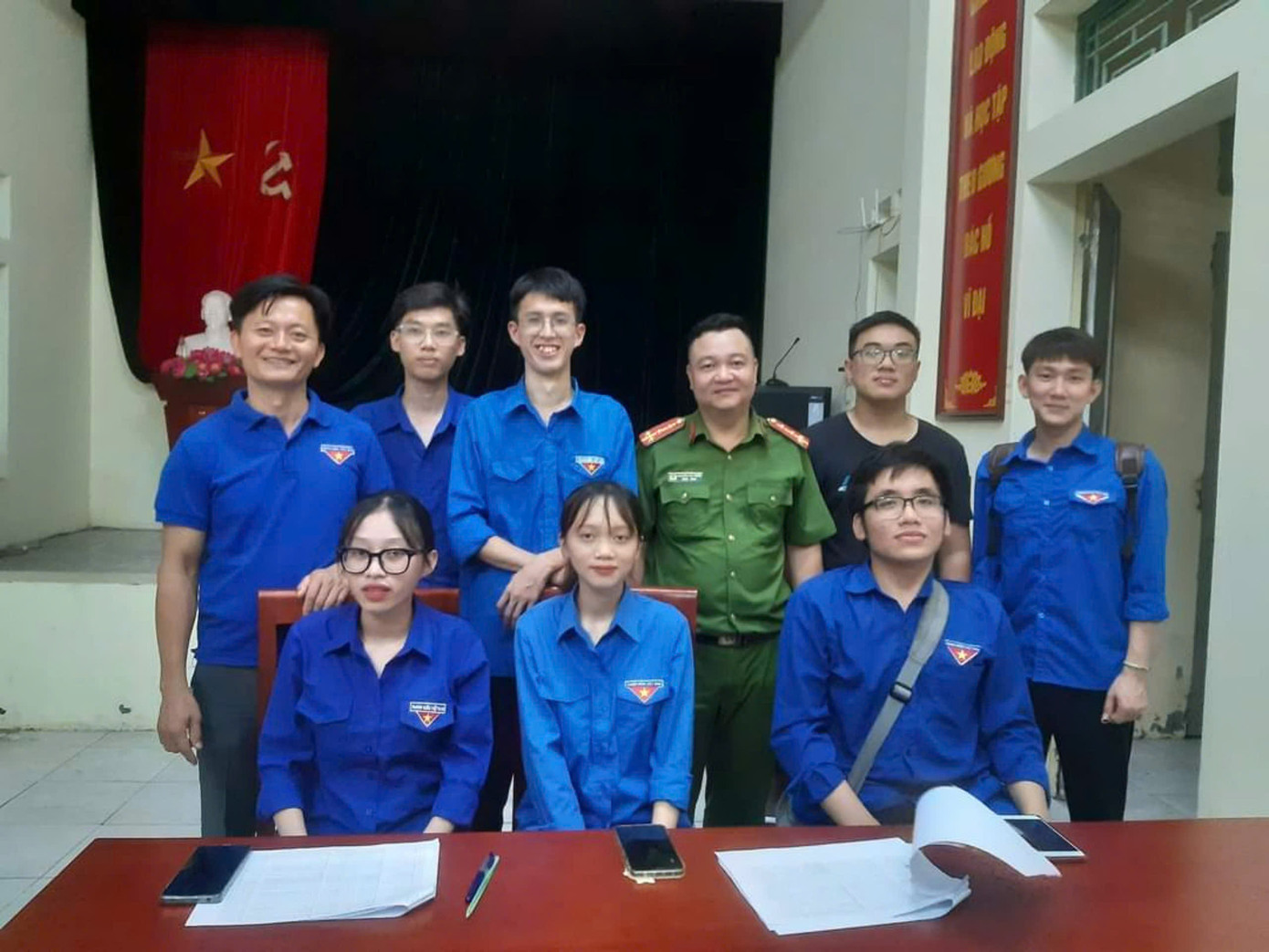 Văn Đức cùng các bạn tình nguyện viên tham gia cùng phường hỗ trợ nhân dân định danh căn cước mức độ 2. Văn Đức cùng các bạn tình nguyện viên tham gia cùng phường hỗ trợ nhân dân định danh căn cước mức độ 2.